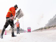 人工撒融雪剂道路除雪