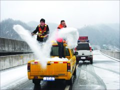 高速路上车撒融雪剂除雪